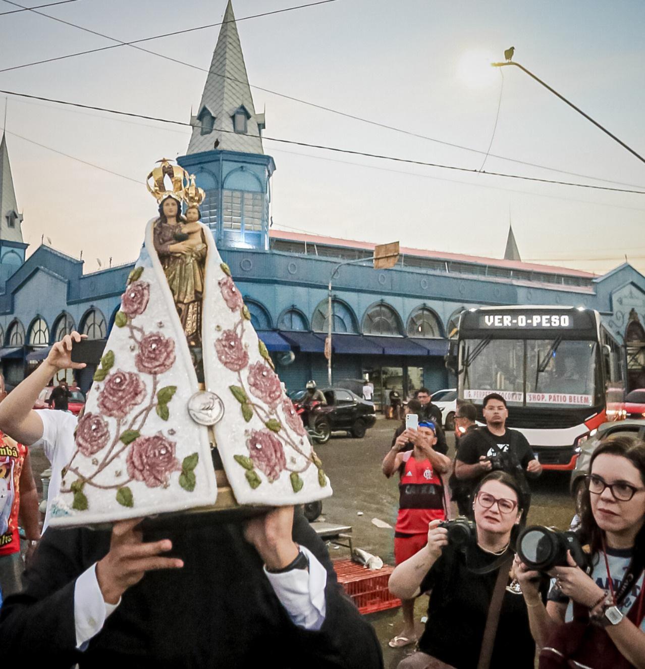 Como parte dos preparativos para o Círio 2026, a Imagem Peregrina de Nossa Senhora de Nazaré visitou o Complexo do Ver-o-Peso na manhã desta quinta-feira (8)